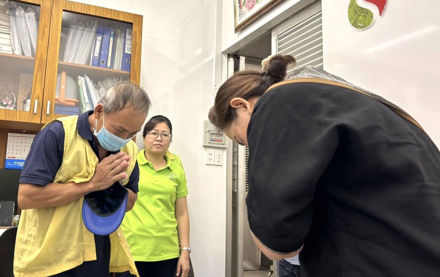 Người thân hoặc nhân viên y tế thể hiện sự trang trọng, có thể liên quan đến hậu quả của sự cố y khoa.