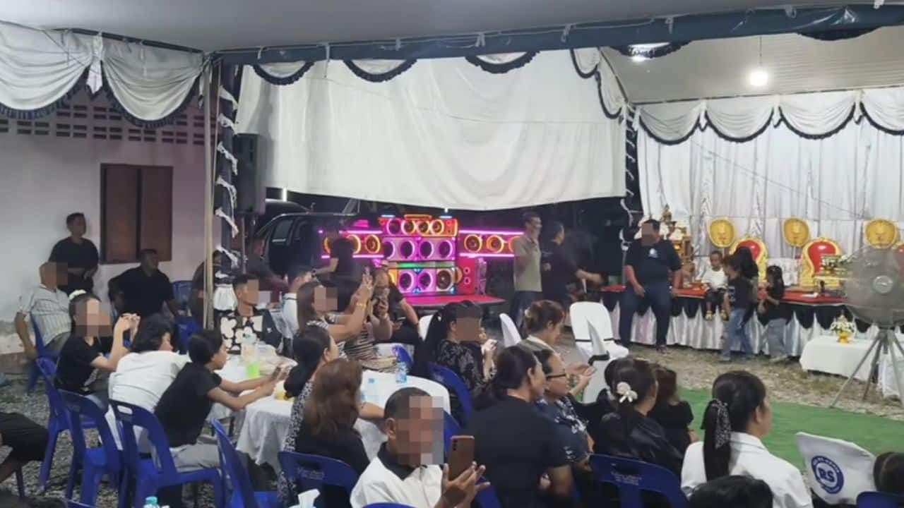 Người thân và bạn bè tụ tập tại một đám tang có dàn âm thanh lớn, phản ánh xu hướng tiễn biệt theo cách riêng.