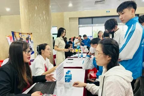 Người trẻ tham gia sự kiện việc làm, tìm kiếm cơ hội phát triển sự nghiệp.