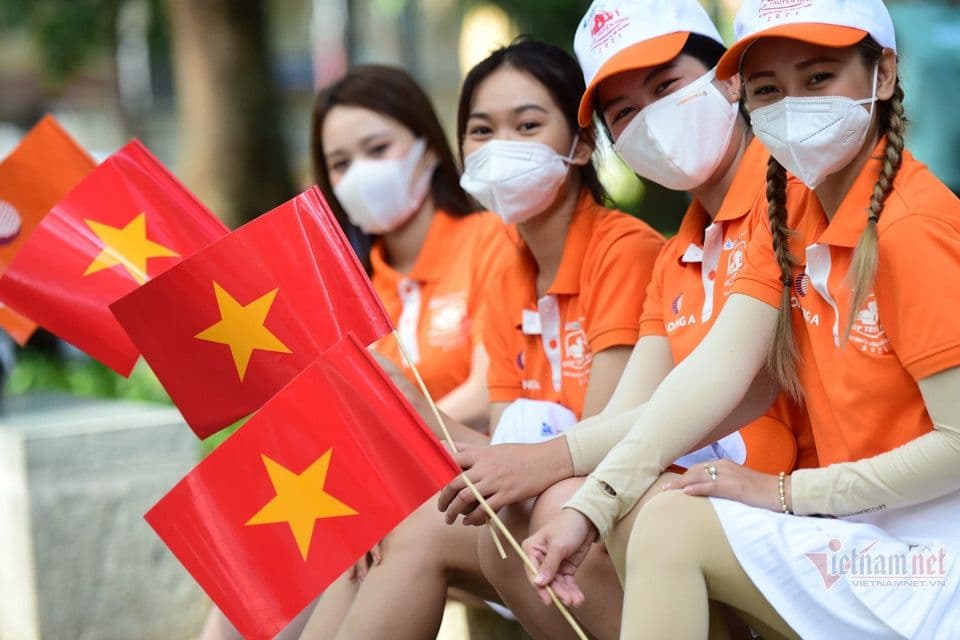 Người trẻ Việt Nam vui vẻ cầm cờ Tổ quốc, biểu tượng cho kỳ nghỉ Quốc khánh 2/9.