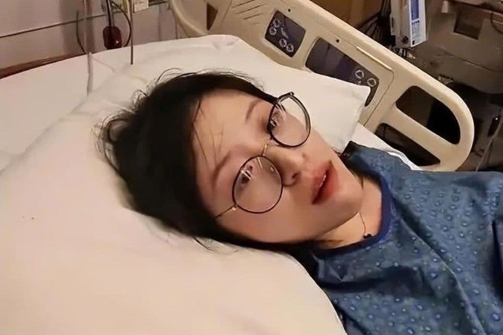 Người vợ của TikToker Phùng Văn Thắng nằm trên giường bệnh sau khi sinh con, thể hiện sự mệt mỏi và đau khổ.