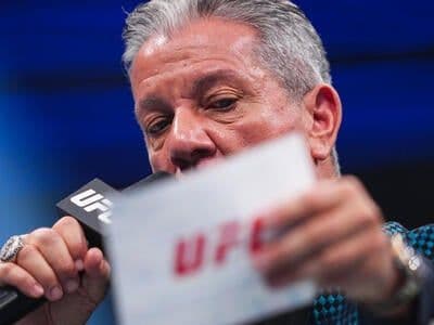 Người xướng ngôn viên UFC Bruce Buffer đang công bố sự kiện, tạo không khí hào hứng cho UFC 326.