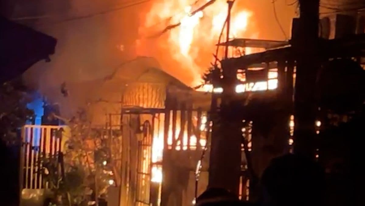 Ngọn lửa bùng cháy dữ dội tại cư xá Độc Lập, TP.HCM vào ban đêm