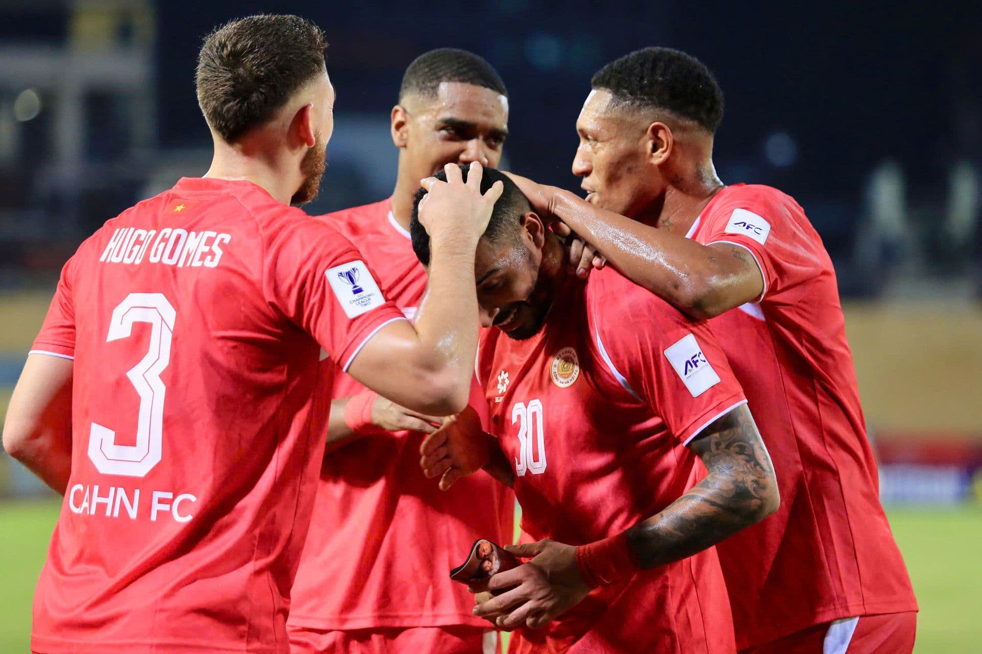 Ngoại binh Hugo Gomes và Rodrigo Alves của CAHN ăn mừng bàn thắng.