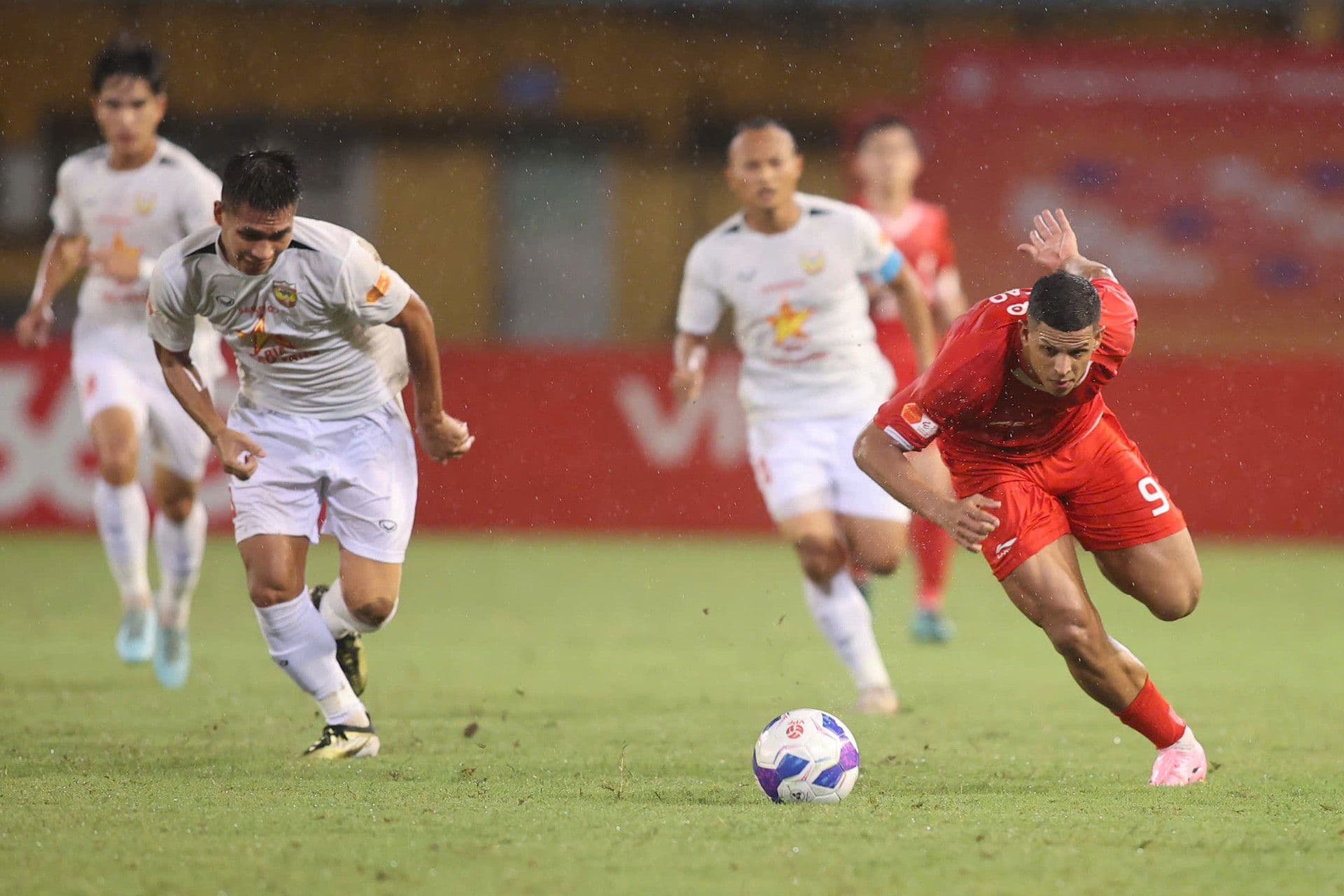 Ngoại binh số 9 của Thể Công Viettel đi bóng tấn công, minh họa vai trò quan trọng của cầu thủ ngoại.