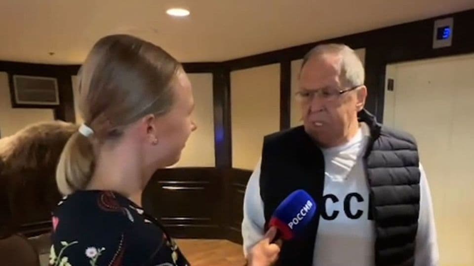 Ngoại trưởng Nga Sergey Lavrov mặc áo hoodie "CCCP" khi xuất hiện tại Anchorage, Alaska.