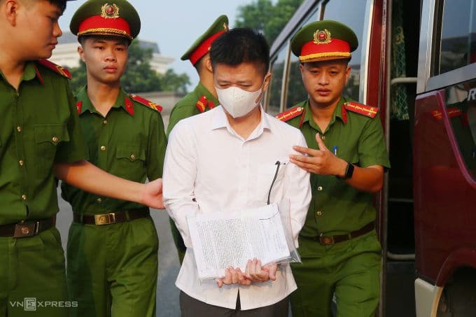 Nguyễn Duy Hưng, Chủ tịch Tập đoàn Thuận An, bị dẫn giải đến tòa.