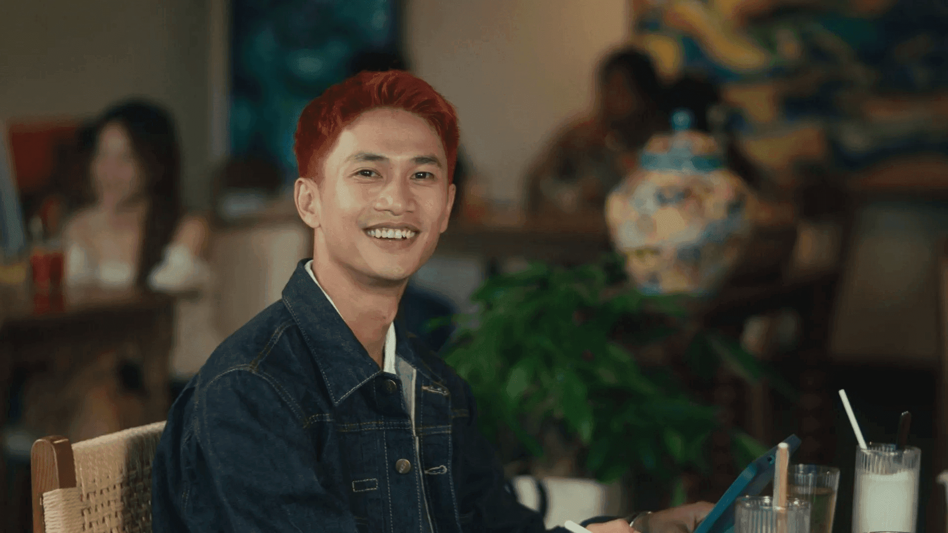 Nguyễn Hùng, diễn viên chính trong phim 'Cảm ơn người đã thức cùng tôi', mỉm cười rạng rỡ