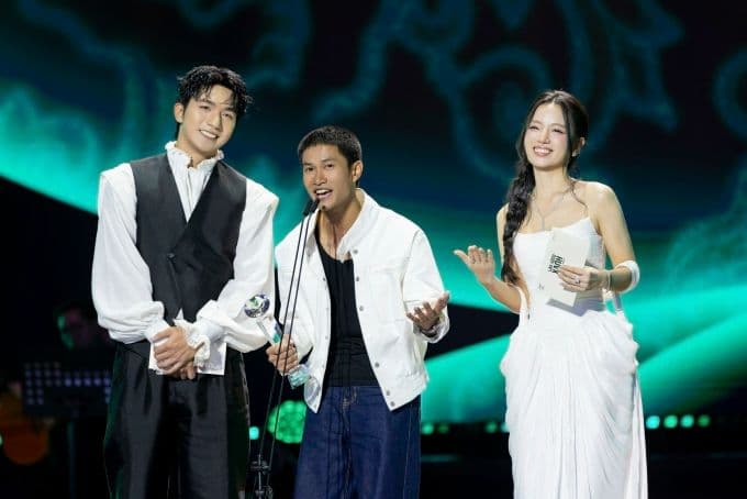 Nguyễn Hùng nhận giải Ca khúc nhạc phim được yêu thích nhất tại Làn Sóng Xanh 2025, tôn vinh tài năng mới.