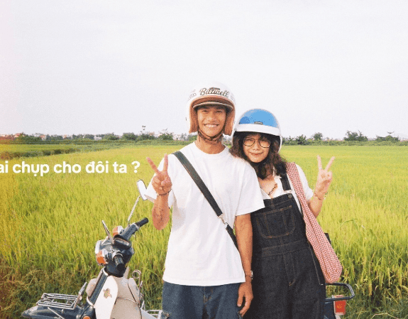 Nguyễn Hùng và bạn gái cũ tươi cười bên xe máy giữa cánh đồng lúa, thể hiện ký ức tình yêu trên mạng xã hội.
