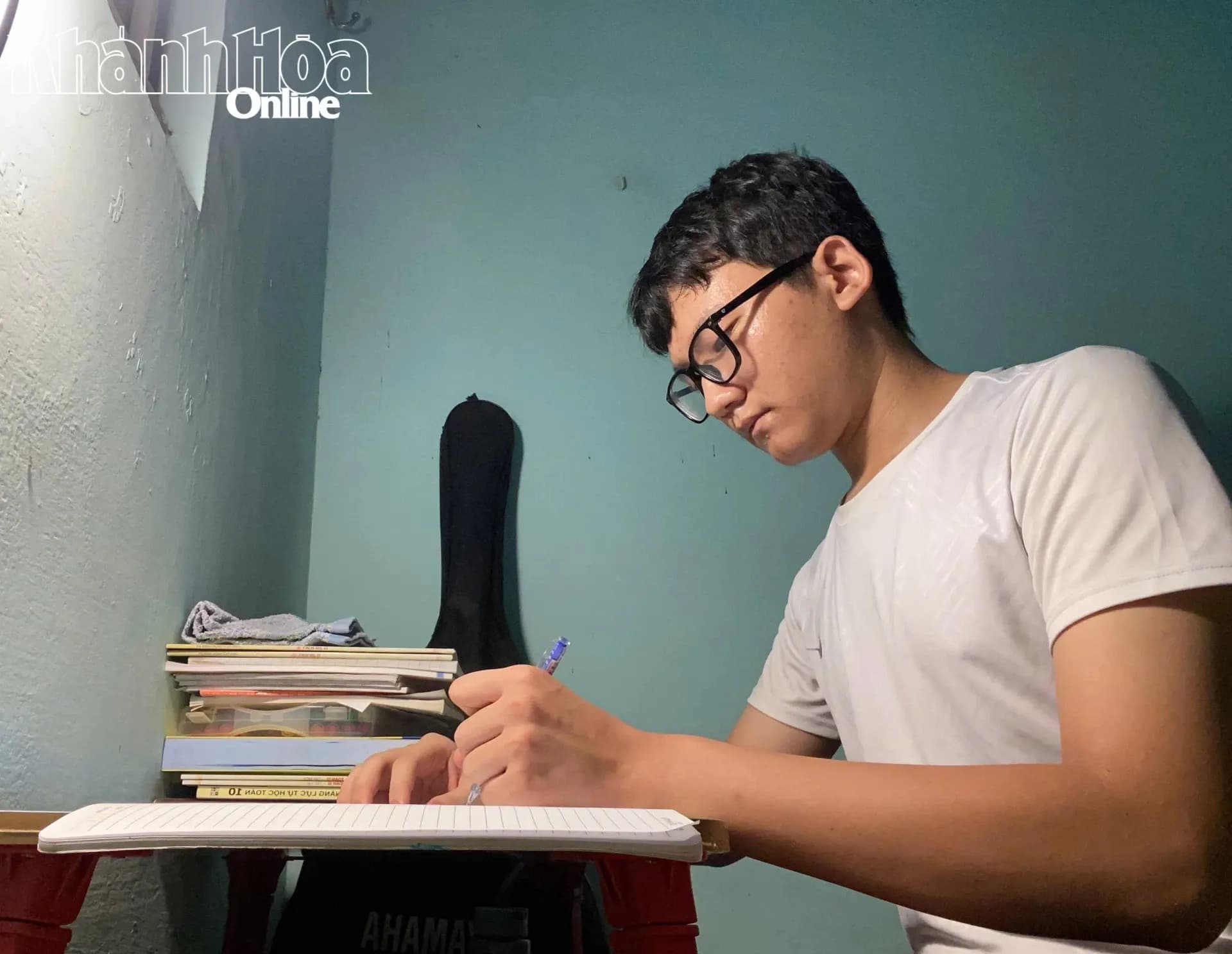 Nguyễn Hữu Tiến tự học ngoại ngữ tại nhà, minh chứng cho con đường khai phá tiềm năng qua tự học.