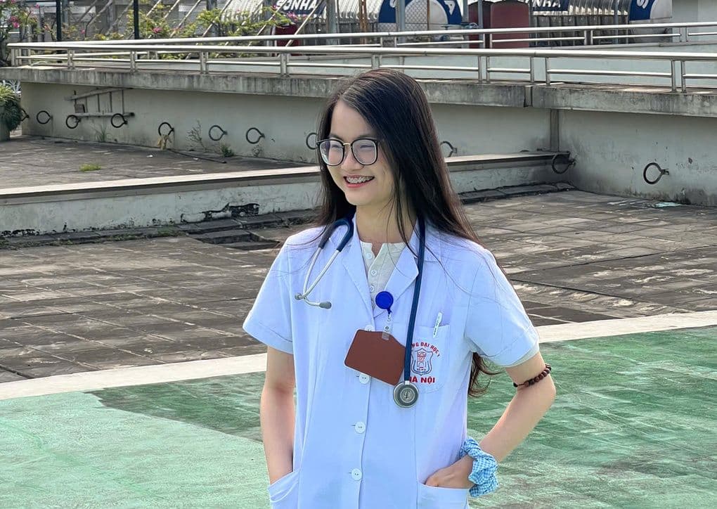 Nguyễn Minh Hiền, thủ khoa Đại học Y Hà Nội, mặc áo blouse trắng và đeo ống nghe, mỉm cười tự tin