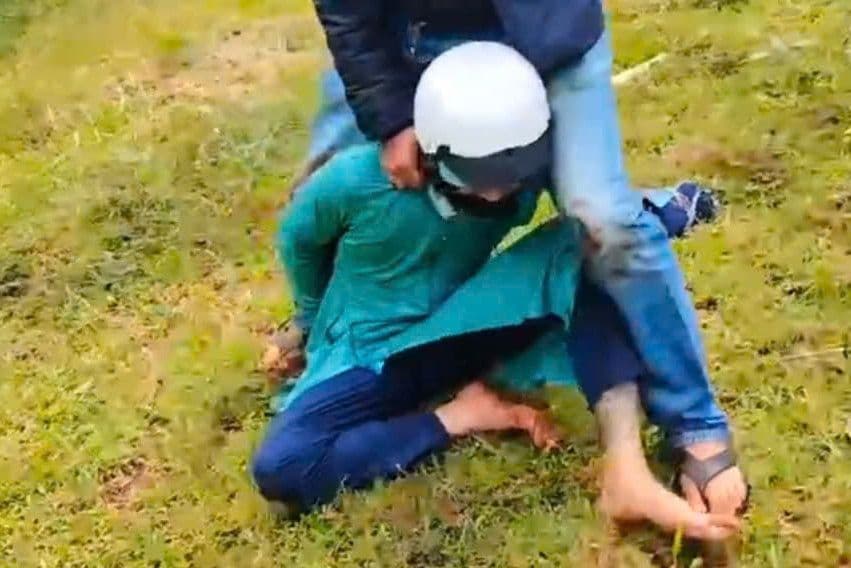 Nguyễn Nam Đại Thuận bị cảnh sát bắt giữ khi đang ngụy trang bằng áo chống nắng sau vụ án mạng ở Đắk Lắk.