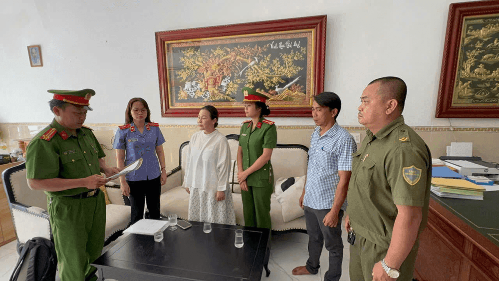 Nguyễn Ngọc Tiền, vợ cố diễn viên Quý Bình, bị công an bắt giữ trong vụ án lừa đảo bất động sản.