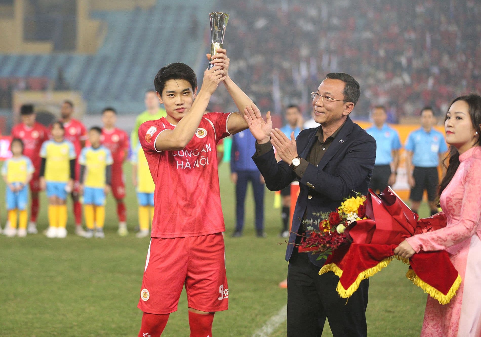 Nguyễn Đình Bắc nhận danh hiệu Vua phá lưới U23 châu Á 2026 từ Chủ tịch VFF Trần Quốc Tuấn trên sân Hàng Đẫy.