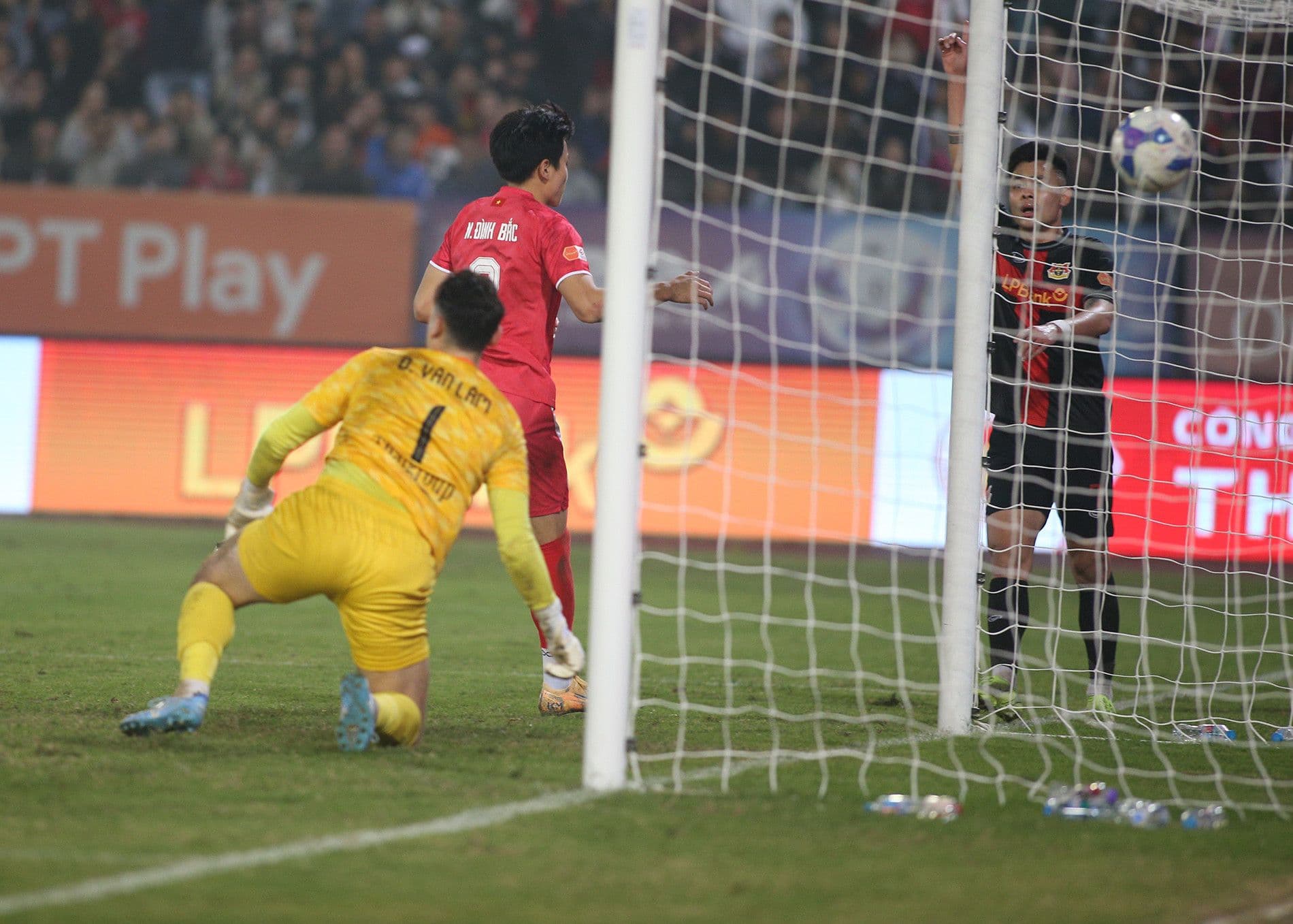 Nguyễn Đình Bắc nhìn vào lưới sau một pha dứt điểm, có thể liên quan đến bàn thắng bị từ chối trong trận đấu của CAHN.