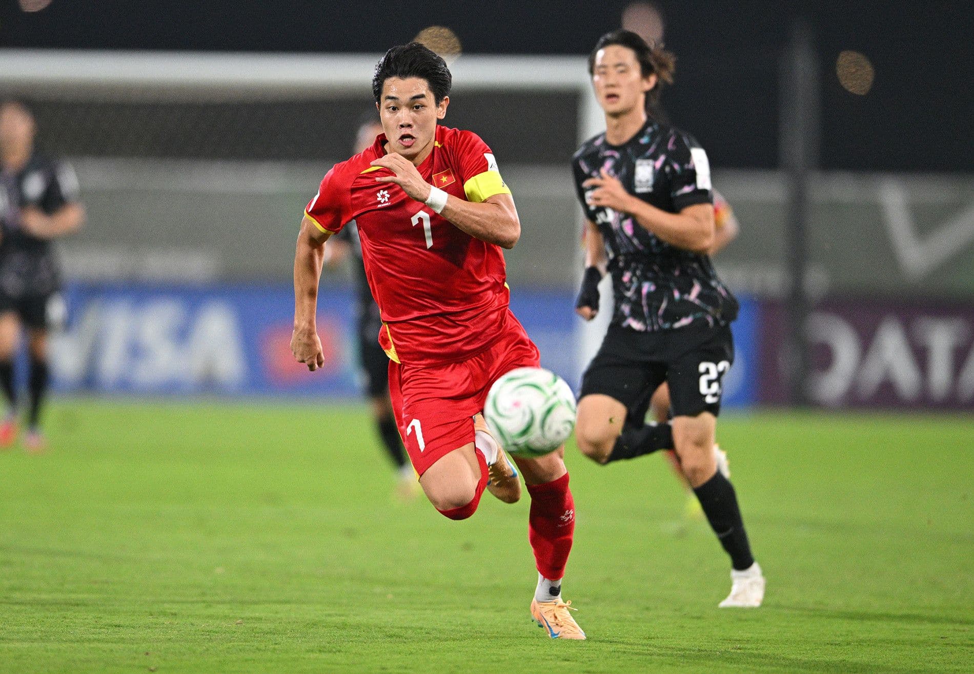 Nguyễn Đình Bắc tập trung thi đấu trên sân, thể hiện sự khiêm tốn và nỗ lực không ngừng để hoàn thiện bản thân.