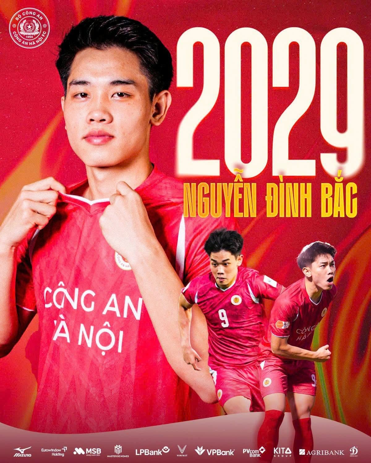 Nguyễn Đình Bắc trong áo CLB Công an Hà Nội với năm 2029, tượng trưng cho hợp đồng mới và sự trưởng thành