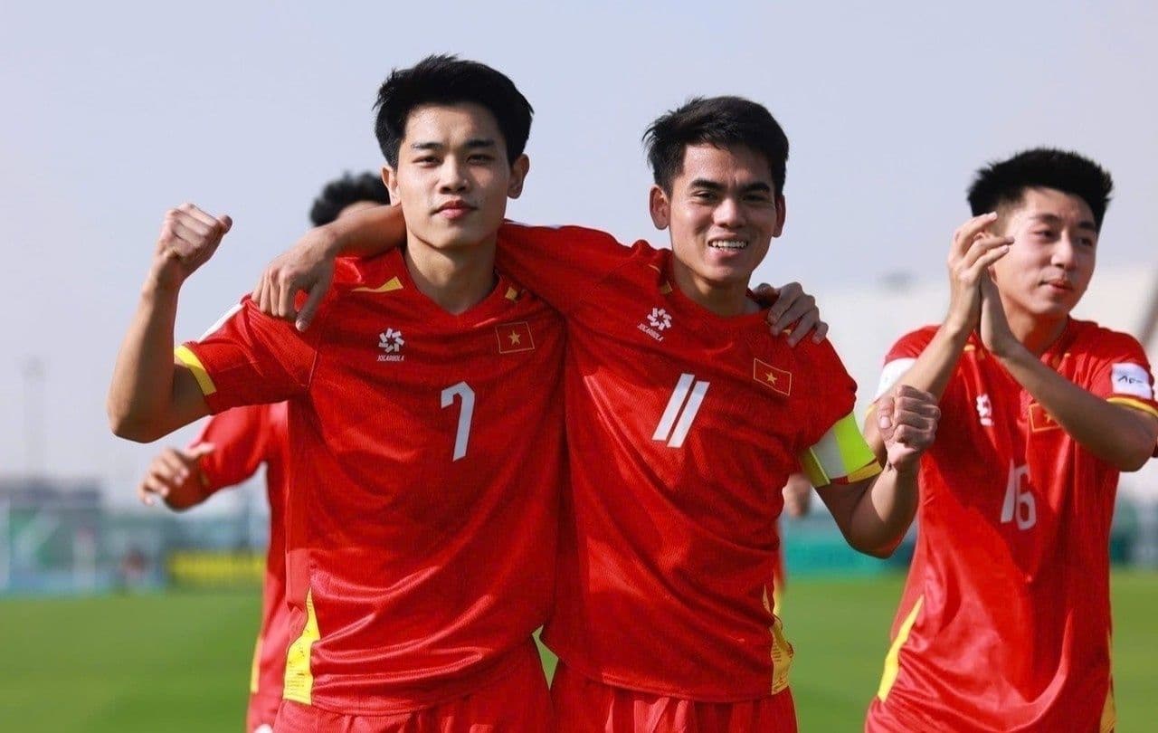 Nguyễn Đình Bắc và Nguyễn Quốc Việt, những ngôi sao của U23 Việt Nam, ăn mừng chiến thắng.