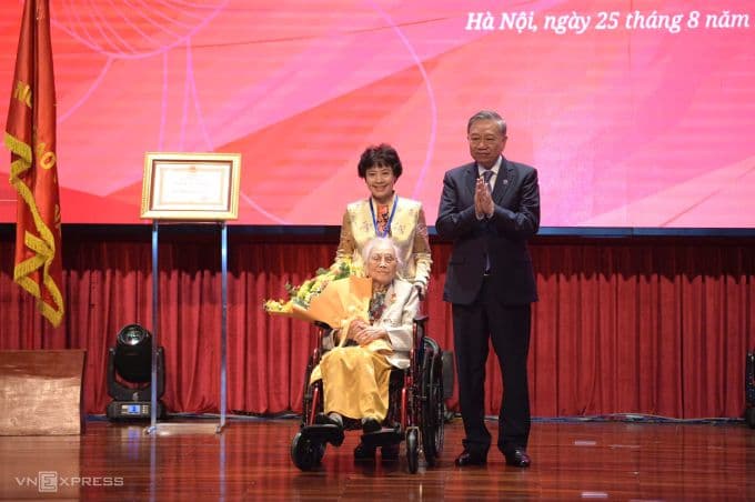 Nguyên Phó Chủ tịch nước Nguyễn Thị Bình nhận danh hiệu Anh hùng Lao động từ Tổng Bí thư Tô Lâm.