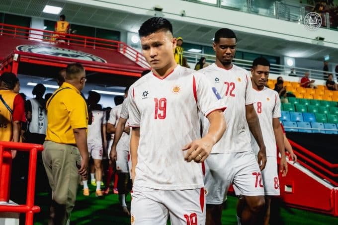 Nguyễn Quang Hải và các cầu thủ CAHN với vẻ mặt thất vọng trước trận thua Tampines Rovers ở AFC Champions League Two.