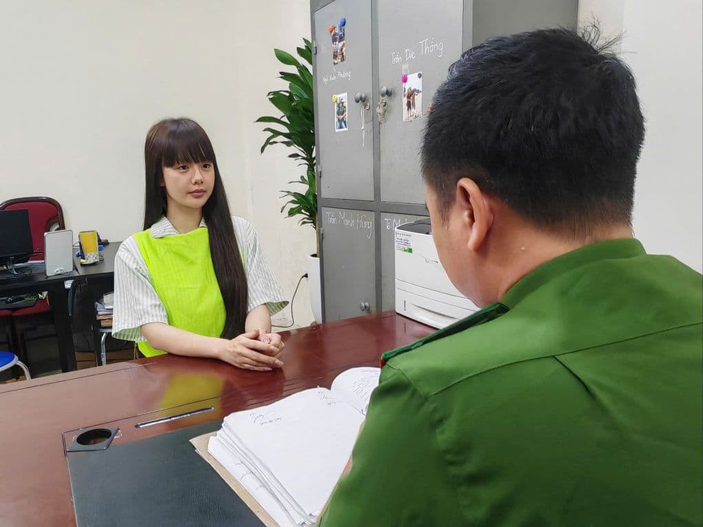 Nguyễn Thị Hương, "cô giáo Loramen", tại cơ quan điều tra, đối mặt với pháp luật.