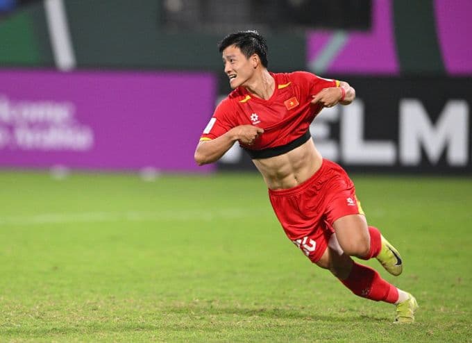 Nguyễn Thanh Nhàn ăn mừng sau khi ghi bàn thắng quyết định trong loạt sút luân lưu, góp phần vào chiến thắng của U23 Việt Nam.