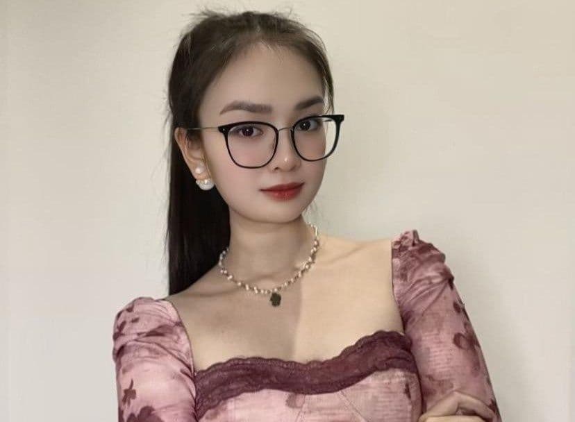 Nguyễn Thiện Nhân đeo kính, gương mặt trầm tư, liên quan đến phát ngôn của người quản lý về 'hạnh nguyện riêng'