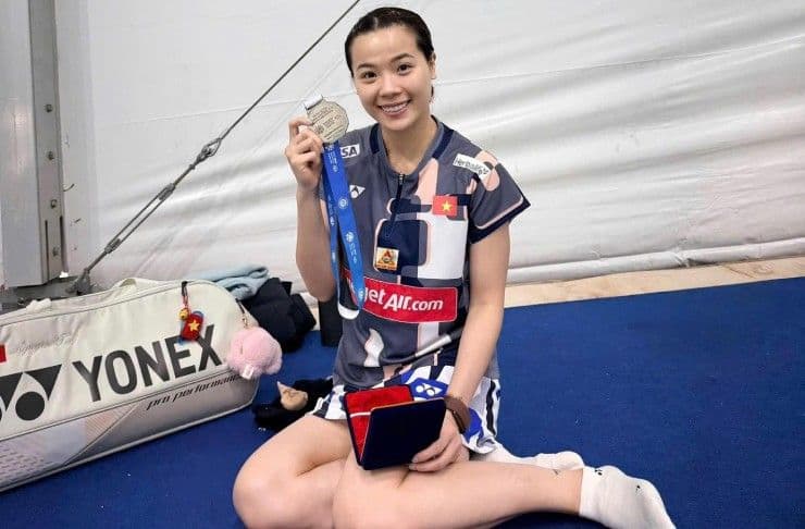 Nguyễn Thùy Linh mỉm cười kiên cường với huy chương bạc, thể hiện tinh thần không gục ngã dù có 'biển nước mắt' sau những thất bại.