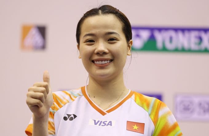 Nguyễn Thùy Linh mỉm cười rạng rỡ và giơ ngón tay cái, thể hiện sự tự tin và thành công của tay vợt nữ số một Việt Nam.