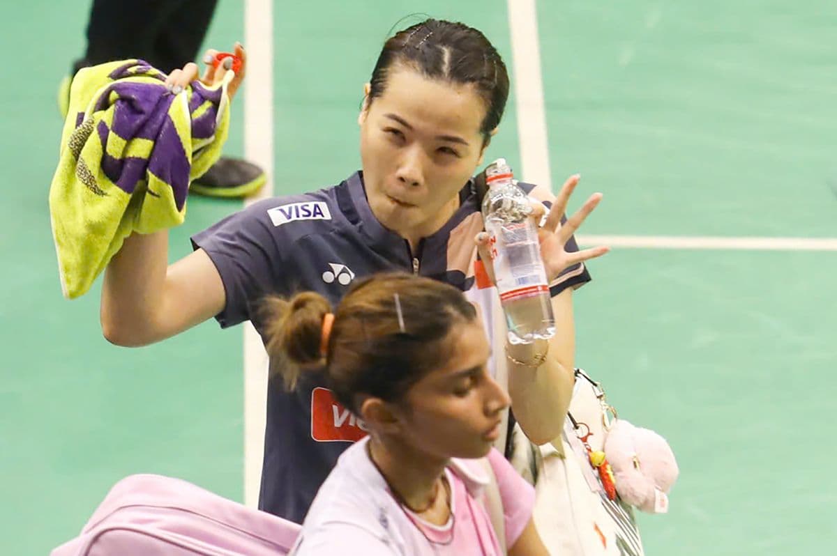 Nguyễn Thùy Linh nghỉ giữa trận đấu, thể hiện sự tập trung và quyết tâm cao độ.