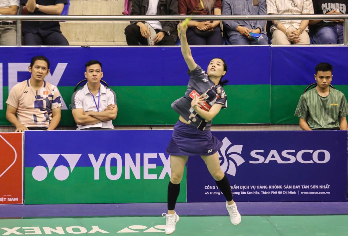 Nguyễn Thùy Linh thực hiện cú đập cầu mạnh mẽ, khẳng định vị thế mới của cầu lông Việt Nam trên đấu trường quốc tế.