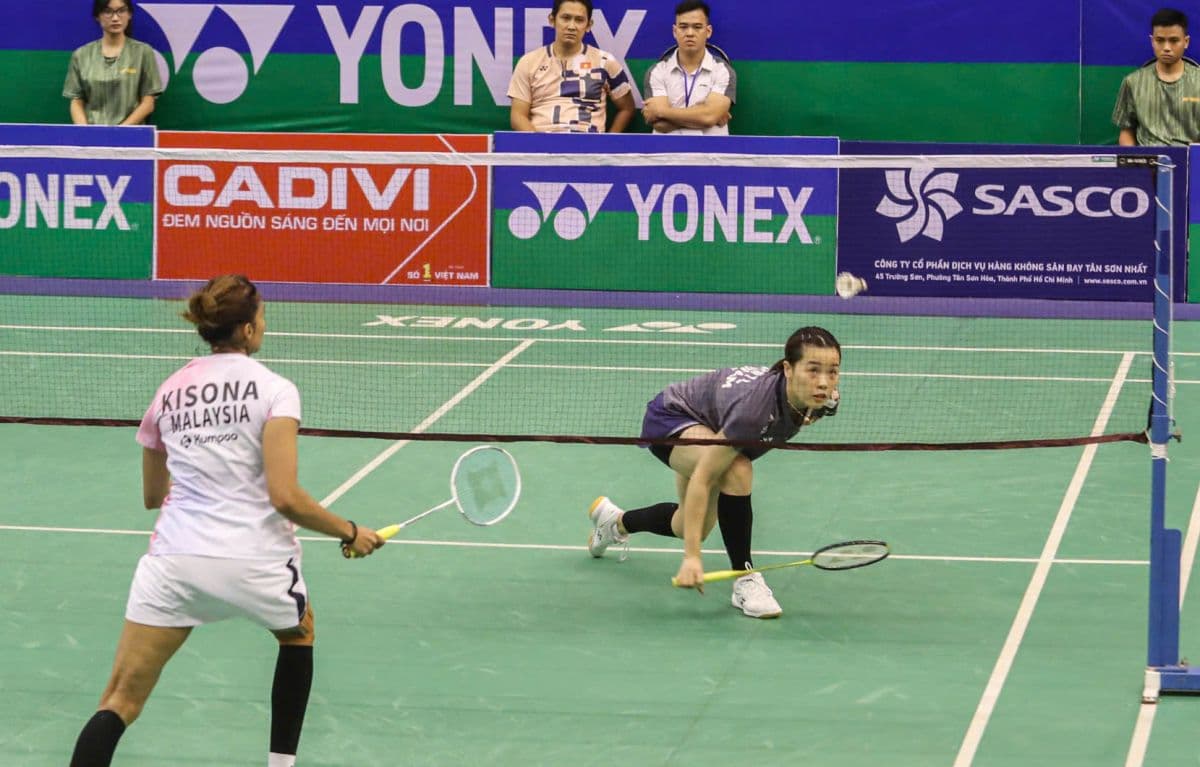 Nguyễn Thùy Linh tập trung thi đấu, thực hiện cú đánh quyết định trong trận đấu với Kisona Selvaduray.