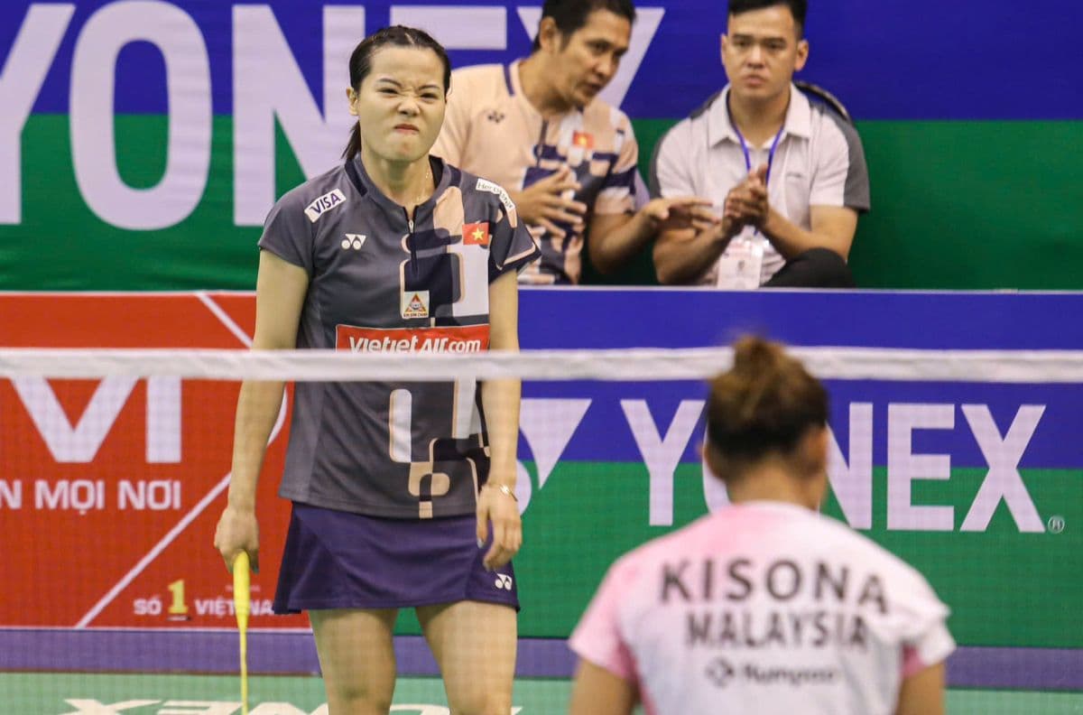 Nguyễn Thùy Linh với biểu cảm quyết tâm cao độ trên sân, là biểu tượng cho tinh thần vượt khó.