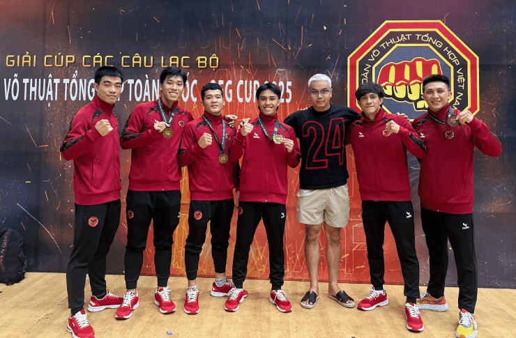 Nguyễn Trần Duy Nhất (thứ hai từ phải sang) cùng các học trò giành huy chương vàng tại giải vô địch các câu lạc bộ MMA quốc gia 2025.