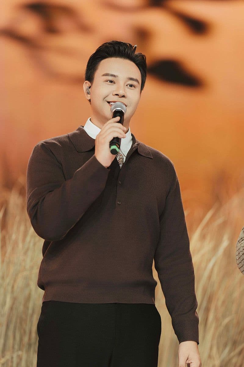Nguyễn Văn Chung tươi cười trên sân khấu, thể hiện hình ảnh nghệ sĩ đa năng sau chương trình 'Anh trai vượt ngàn chông gai'.