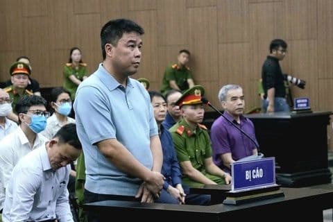 Nguyễn Văn Hậu và các bị cáo liên quan đến vụ án thao túng đất quốc phòng tại sân bay Nha Trang, bao gồm cựu Thiếu tướng quân đội.