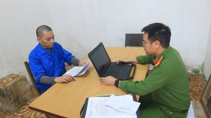 Nguyễn Văn Đạt, Tổng Giám đốc AGOLD, bị công an thẩm vấn về vụ lừa đảo tiền ảo 10 tỷ đồng.