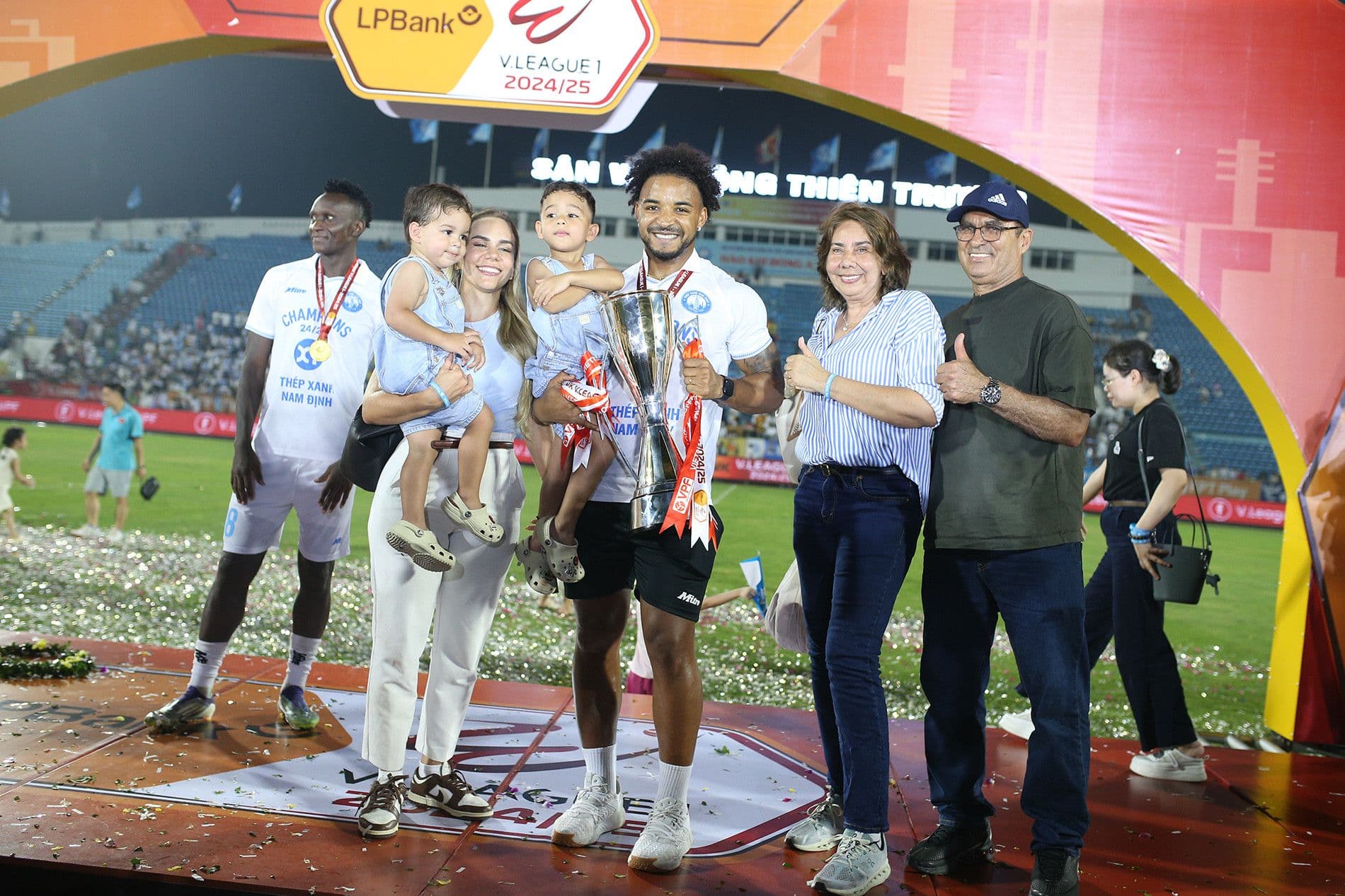 Nguyễn Xuân Son cùng gia đình và đồng đội ăn mừng chức vô địch V-League của Thép Xanh Nam Định.