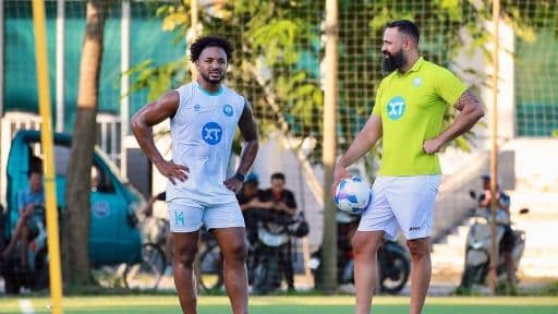 Nguyễn Xuân Son cùng một thành viên ban huấn luyện Thép xanh Nam Định, biểu tượng cho sự gắn bó lâu dài và di sản của tình yêu bóng đá.