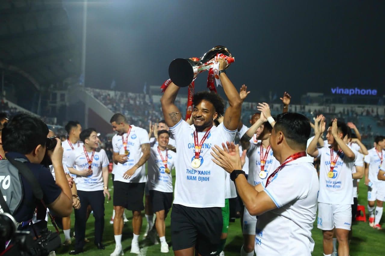 Nguyễn Xuân Son cùng đồng đội Nam Định ăn mừng chức vô địch V-League