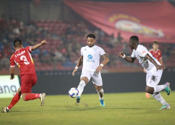 Nguyễn Xuân Son kiến tạo cho Chadrac Akolo ấn định chiến thắng 2-0 cho Nam Định trước Hà Tĩnh.