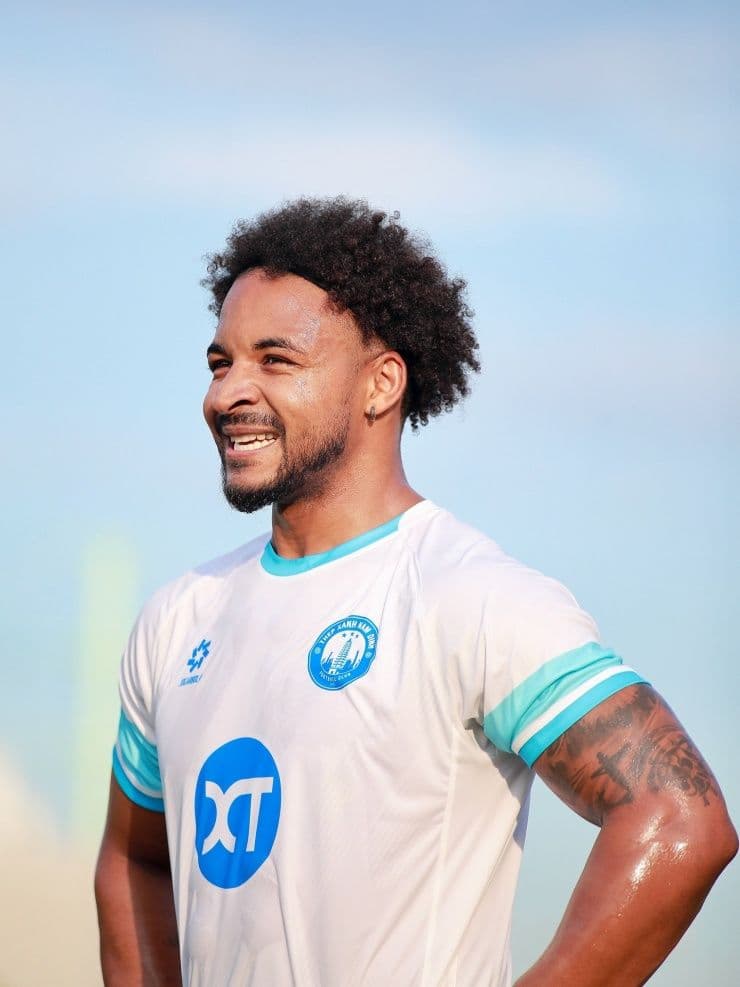 Nguyễn Xuân Son mỉm cười rạng rỡ, thể hiện sự hòa nhập và hạnh phúc khi tìm thấy quê hương thứ hai.