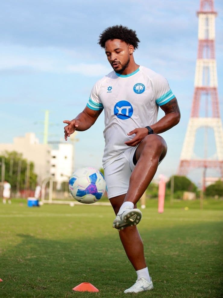 Nguyễn Xuân Son tập luyện với bóng trên sân, thể hiện nghị lực phi thường sau chấn thương và quyết tâm trở lại.