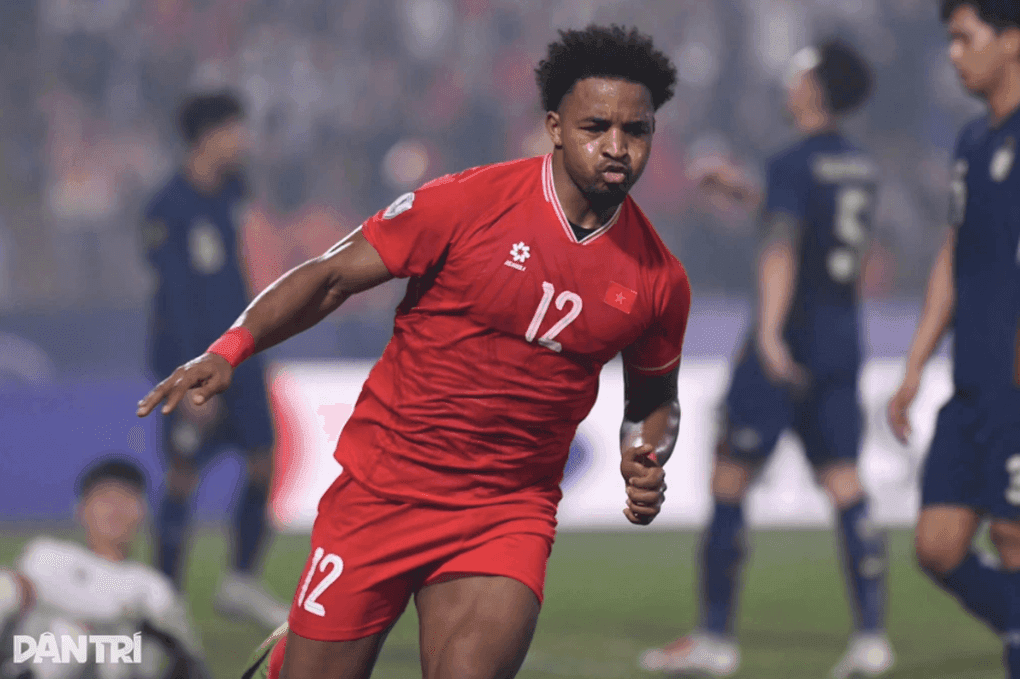 Nguyễn Xuân Son trong màu áo đội tuyển Việt Nam, hình ảnh gợi nhớ cú đúp vào lưới Thái Lan tại AFF Cup 2024.