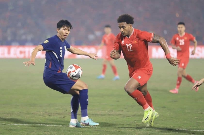 Nguyễn Xuân Son trong pha tranh chấp bóng với cầu thủ Thái Lan, thể hiện sự đối đầu kịch tính.