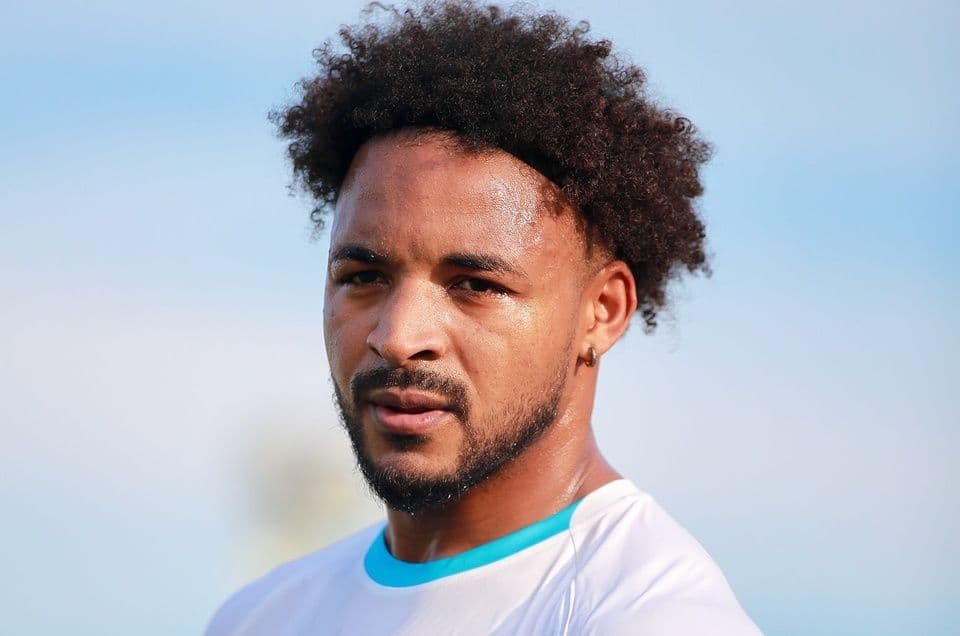 Nguyễn Xuân Son với ánh mắt đầy suy tư, gợi nhớ về những khởi đầu khó khăn và nghi ngại ban sơ.