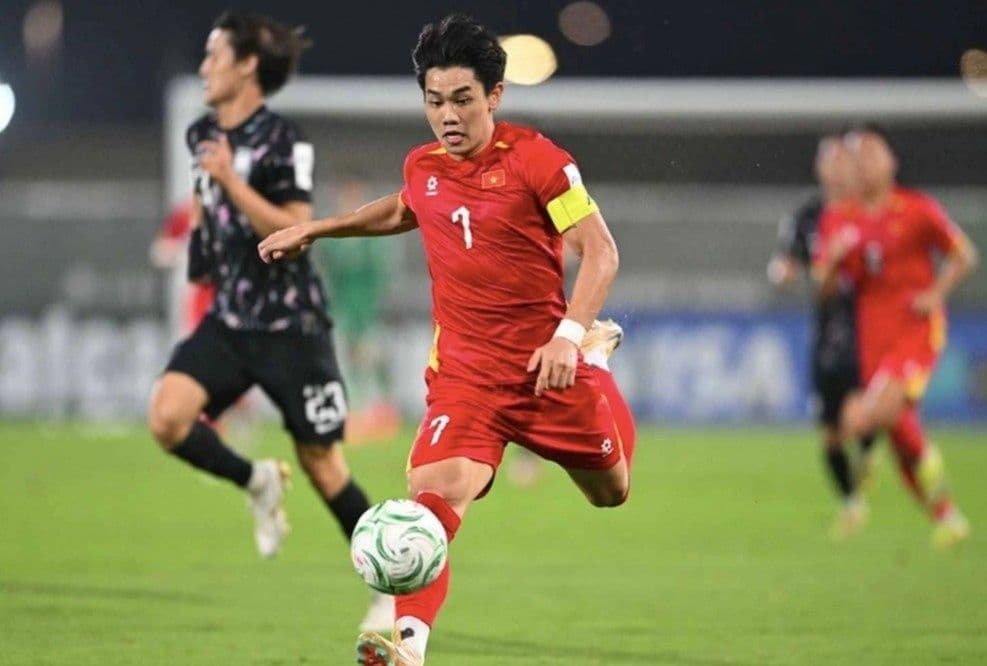 Đình Bắc ghi bàn thắng 'vẽ cầu vồng' đẹp mắt, thể hiện ý chí chiến đấu kiên cường của U23 Việt Nam.