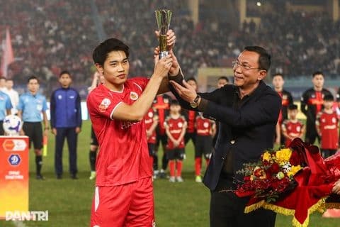 Đình Bắc nhận giải thưởng tại sân Hàng Đẫy, tượng trưng cho thành công của CAHN tại V-League.