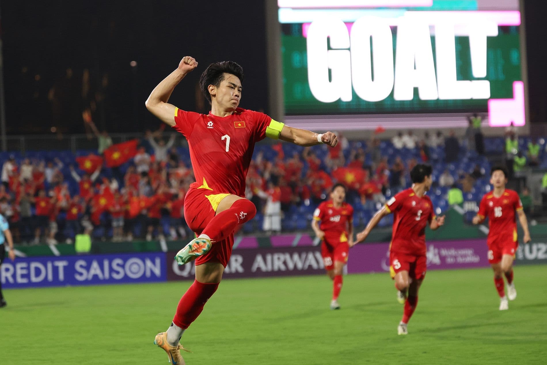 Đình Bắc nhảy lên ăn mừng bàn thắng tại VCK U23 Châu Á 2026, phía sau là bảng điện tử hiển thị chữ "GOAL".